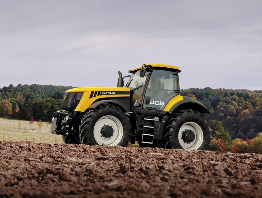Jaunie JCB FASTRAC 4000. sērijas traktori – vēl lielāka jauda un darba ražīgums